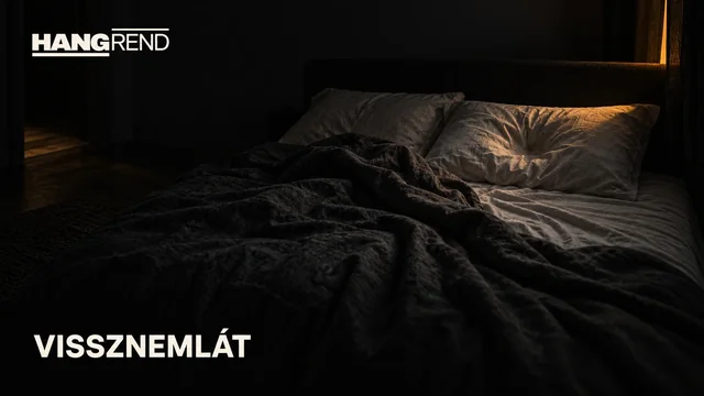 Hangrend – Vissznemlát. Üres, gyűrött ágy két párnával egy félhomályos szobában.